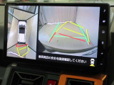 パノラミックビューモニター付きです。車両を上から見たような映像をナビゲーション画面に表示。運転席からの目視だけでは見にくい、車両周辺の状況をリアルタイムでしっかり確認できます。