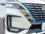 【LEDヘッドライト】悪天候や夜間走行時も良好な視界を確保し安心して運転できる高輝度LEDヘッドライトを装備!点灯速度が早く、消費電力も抑えられています。