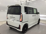 斜め後ろから見ると、テールランプからボディへと続くラインが綺麗に重なります。この角度ならではのシルエットが、車の個性をさりげなく引き立てています。