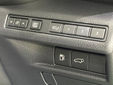 【パワーバックドア】スマートキーや運転席のボタンを押すだけでリアゲートが自動で開閉します!荷物を持っている時や、高い位置にあるバックドアを閉める際に便利な機能です♪