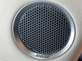 【BOSEサウンドシステム】メーカーオプションの高品位サウンドシステムを搭載。専用のチューニングが施された大小様々なスピーカーから良質なサウンドが奏でられ、臨場感あふれる音響空間を演出します。
