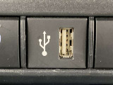 こちらのクルマはUSB接続コネクタも装備されています♪スマホの充電などにお使い下さい。ご旅行中での充電切れも、これなら心配いりませんね!