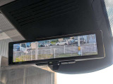 インテリジェントルームミラー搭載で、車の後方に設置されたカメラ映像を映し出してシートバックやヘッドレスト、同乗者に視界が遮られることがなく視認性が非常に良いです