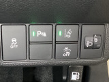 ハンドルの右側にはヘッドライトレベライザーとHondaセンシング用のメインスイッチがついています。ヘッドライトレベライザーは道路状況や積荷の加重に応じてライトの高さを調節できます。