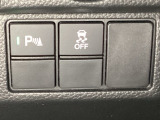 VSA装備車です。VSAはドライバーの操作と車の動きを見守っています。もし車の挙動が乱れたとき、4輪別々にブレーキをかけたり、エンジンパワーをしぼることによって車を安定させます。
