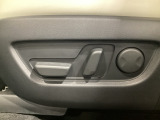 こちらのグレードは助手席にもパワーシートを装備しております!運転席同様お好みで調整が可能です!