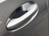 シートヒーターはエアコンより温まるのが早く、寒い日の運転には欠かせない装備です。3段階の温度調節ができ、快適な温度でドライブいただけます。