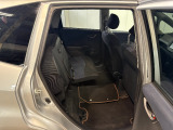 チップアップ機能により、座面が跳ね上がりますので背の高いお荷物の積載も可能です!