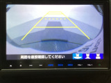 バックでの車庫入れも安心です! リアカメラが付いているバックモニター付のナビを装備しております。操作線もついており距離感も画面から確認できます。