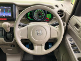 インテリアに合わせたデザインのステアリングは、運転される方のことも考え、運転しやすい形状、大きさです。是非一度、実際に触ってお確かめください。