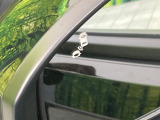 【ブラインドスポットインフォメーション】走行中、ドアミラーの死角になりやすい箇所に後続車が接近するとサイドミラー付近に警告を表示、ドライバーに注意喚起をしてくれます。
