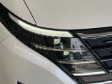 【LEDヘッドライト】悪天候や夜間走行時も良好な視界を確保し安心して運転できる高輝度LEDヘッドライトを装備!点灯速度が早く、消費電力も抑えられています。