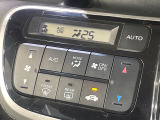 【オートエアコン】一度お好みの温度に設定すれば、車内の温度を検知し風量や温度を自動で調整。暑い&hellip;寒い&hellip;と何度もスイッチ操作をする必要はありません。快適な車内空間には必須の機能ですね♪