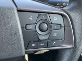 ステアリングスイッチで目線を放さずオーディオ操作が可能です。