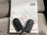 キーを持っているだけでドアハンドル横のボタンを押すとドアの施錠・開錠が行なえます。そのまま車内にキーがあればエンジンを掛けることも出来、とても便利です。