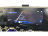 【コマンドシステム】センターのコントローラーとスイッチ類及び音声認識機能により、ナビゲーションやオーディオ&ビジュアル、車両設定等を安全に操作できます。また高精度ディスプレイを採用しています。