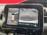 上から丸見えアラウンドビュー!車を真上から見下ろした様な映像を映し出すアラウンドビューモニター。これで車庫入れもラクラク。
