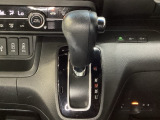 CVT車のセレクトレバーです。低速から高速まで、変速ショックのないスムーズな走りを実現するとともに、エンジン効率のよい領域を維持することで燃費にも貢献します。