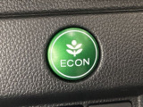 ECONモードをONにするとアクセルペダルの動きに対するエンジンの反応とエアコンの制御を切り換えることで、燃費のいい運転をするドライバーがペダルを踏んだ時と同じようにエンジンを制御します。
