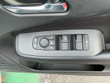 運転席ドア内張(電動格納式カラードドアミラー開閉スイッチ・鏡面調整スイッチ・パワーウインドウスイッチ・フロントスピーカー・ドリンクホルダー)