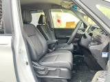 体を包み込む形のシートなので、長時間運転しても疲れません。