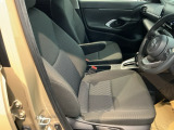 運転席は、大きな座面と包み込むような背もたれがドライバーの身体全体をしっかり支えます。上質なシート素材と座り心地のよいクッションを採用し、長時間の運転やコーナーの多い道も快適です。
