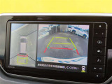 バックカメラの他に上から見下ろしたような画像が見れるアラウンド(全方位)モニター。前後左右を把握できます!