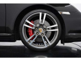 19インチ911ターボIIアルミホイールが装着されております。ツインスポークがレッドキャリパーとマッチしており相性も◎