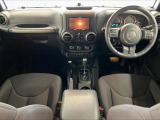 無骨な車内です。
