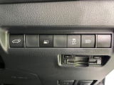 【パワーバックドア】スマートキーや運転席のボタンを押すだけでリアゲートが自動で開閉します!荷物を持っている時や、高い位置にあるバックドアを閉める際に便利な機能です♪