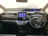 車内は光触媒抗菌消臭施工済です。スタイリッシュなデザインでスポーティなインパネ周りを演出します。グローブボックスやカップホルダーのほかにトレーなどたくさんの収納スペースが付いています。