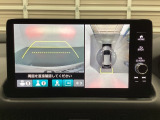 マルチビューカメラシステム搭載車です。お車の周囲を全方位でカバーします。後方・前方・両脇と、コンディションが悪い視界でもカラーモニターに映し出した映像がドライバーをサポートします。