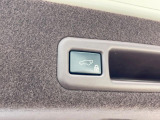 【パワーバックドア】スマートキーや運転席のボタンを押すだけでリアゲートが自動で開閉します!荷物を持っている時や、高い位置にあるバックドアを閉める際に便利な機能です♪
