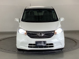 【HID】ディスチャージヘッドライトが装備されています。夜間走行時や雨の日に明るく安全に前方を照らすことが出来ます。対向車からも見えやすいので相手に接近を知らせることも出来ます。