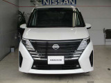 ■フロントマスクの大きなVモーショングリルは日産らしさを引き立たせてくれます。