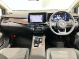 【運転席・助手席】運転席の足もともゆったりで長距離ドライブでも快適に★
