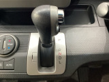 CVT車のセレクトレバーです。低速から高速まで、変速ショックのないスムーズな走りを実現するとともに、エンジン効率のよい領域を維持することで燃費にも貢献します。