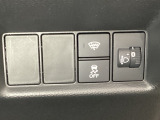 ハンドルの右側にはヘットライトリベライザーとVSA(ABS+TCS+横滑り抑制)の解除スイッチがついています。ヘッドライトリベライザーは道路状況や積荷の加重に応じてライトの高さを調節できます。