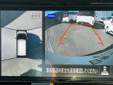 空から見ているような視点で周囲が確認できるアラウンドビューモニター、クルマの真上から見ているかのような映像によって、周辺の見えにくい障害物でも気付くことができます。