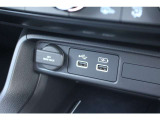 ドライブの時間をスマートフォン等の充電時間に。運転席からも助手席からも使いやすい位置に、急速充電対応タイプのUSBジャックを設けました。