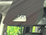 【スマートアシスト】走行中に前方の車両等を認識し、衝突しそうな時は警報とブレーキで衝突回避と被害軽減をアシスト。より安全にドライブをお楽しみいただけます。