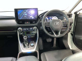 運転席周りのレイアウトをご覧ください。ナビゲーションが綺麗に装着されすっきり収まってますね!