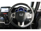 運転中もハンドルでの操作が可能です。特に高速道路等の目が離せない運転時には、便利さだけでなく、安全性も兼ね備えております。