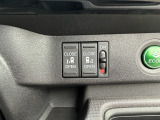 両側電動スライドドアです。リモコンや運転席スイッチ、ドアハンドルの操作で自動開閉。お子様を抱き抱えている時や荷物の多いときなどに便利です!!