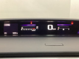 デジタル表示のスピードメーターとタコメーターを大きく配した見やすいメーター部になっています。左側のインフォメーション画面でオドメーターや燃費などの情報を確認できます。