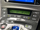 【オートエアコン】一度お好みの温度に設定すれば、車内の温度を検知し風量や温度を自動で調整。暑い&hellip;寒い&hellip;と何度もスイッチ操作をする必要はありません。快適な車内空間には必須の機能ですね♪