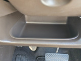 運転席周辺の収納も充実したドライバーズロアポケット。細かな使い勝手にも配慮されています。