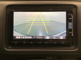 バックでの車庫入れも安心です! リアカメラが付いているバックモニター付のナビを装備しております。操作線もついており距離感も画面から確認できます。