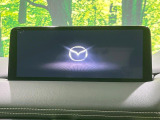 【12.3型マツダコネクト】車内の雰囲気にマッチした一体型タイプのディスプレイ。各種車輌設定やBluetooth再生等、様々な機能が楽しめます。専用SDカードのご購入で、ナビ機能も使用出来ます。
