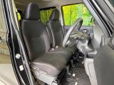 運転席まわりには十分なスペースがあり、大柄な方でもゆったり運転していただける環境です。